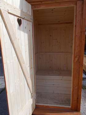 Dřevěný zahradní suchý záchod